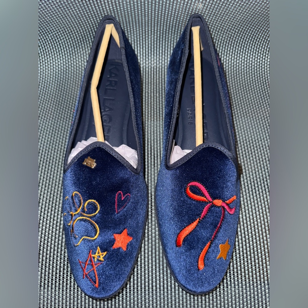 Karl Lagerfeld Womens Vaneda Ikonic Flat Embroidered Navy Blue Velvet Shoes Pin